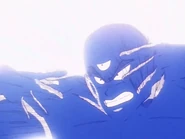 Tenshinhan utilizando el Taiyoken contra Goku