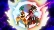 Son Goku Supersaiyano Azul y Son Goku Xeno Supersaiyano 4 utilizando la Fusión de Ki en un corto animado promocional de Super Dragon Ball Heroes: Misión del Big Bang 11 (BM11).