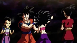 Caulifla dá um tapa na mão de Goku