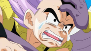 Gotenks siendo golpeado por Beerus