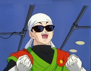 Gohan con el traje luego de sacarse el casco, y ponerse el pañuelo blanco y las gafas