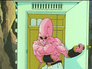 Super Buu en un baño portatil por su Irritacion Intestinal