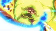 Broly resistiendo la acometida de Gogeta.