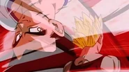 Goten parasitado a punto de atacar a Vegeta.