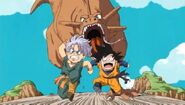 Goten y Trunks perseguidos por un dinosaurio en ¡Hey! Goku y sus amigos regresan