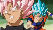 Goku usa teletransportación contra Black