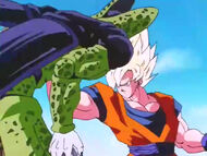 Goku golpeando a Cell