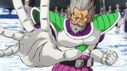 Paragus ordenándole a Broly que ataque a Vegeta.