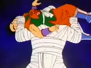Múmia apertando Yamcha