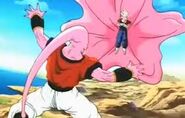 Super Buu absorbiendo a Vegetto