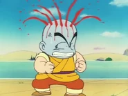 Krilin se enoja por segunda vez y le vuelve a salir sangre de la cabeza luego de que lo mordiese Dracula Man.