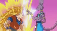 Beerus ataca a Goku.