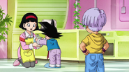 Trunks y Goten regalando agua a Videl