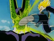 Vegeta aprovecha para golpear a Cell con la mortal Patada de Vegeta.