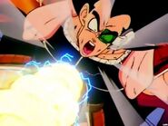 Raditz siendo atravesado por el ataque de Piccolo.