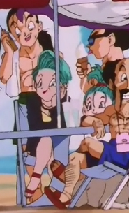 Bulma en la playa tras Diez Años de la derrota de Buu