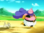 Bee persiguiendo a Majin Boo.