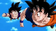 Goku y Gohan joven agotados tras el combate.