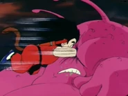 Son Gokû s'enfonce car la peau de Buyon est trop molle.