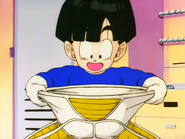 Gohan comprobando lo flexibles que son las armaduras.