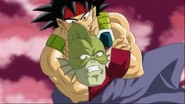 Bardock acaba con un miembro de la especie en la versión animada.