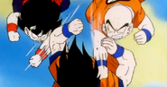 Gohan y Krilin vs Ginyu en el cuerpo de Goku.]]