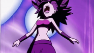 Caulifla es alcanzada por los ataques de Kettle