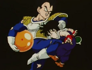 Vegeta colpisce Gohan nello stomaco