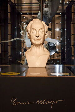 399px-Ernst Mayr - Büste - Museum für Naturkunde - Berlin