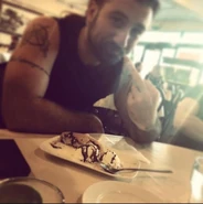 Gee gelato.jpg (46 KB) Gee eating Gelato!