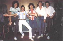 Queen con Diego Maradona en Argentina.