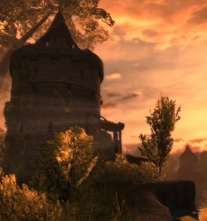 Turmruine und malerischer Sonnenuntergang