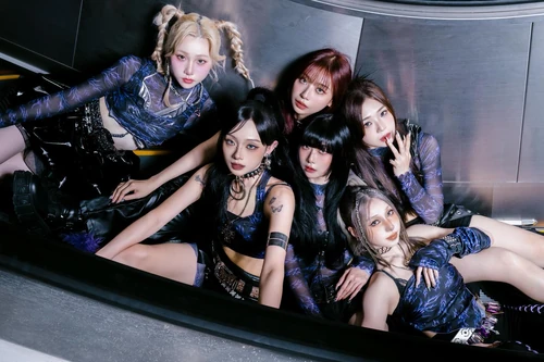 imagen integrantes de "SOLOMOON" en "Look at Me Now"
