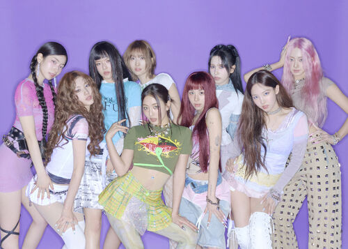 imagen de integrantes de TWICE en Just be yourself