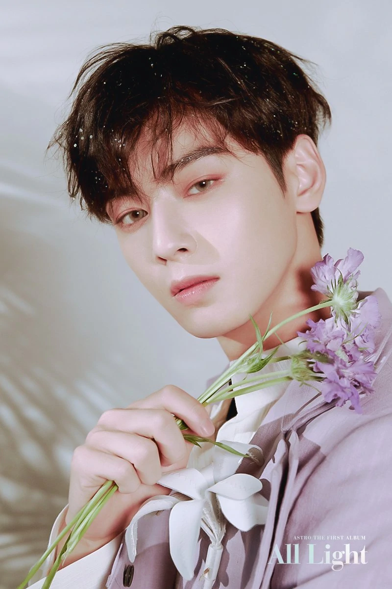 Cha Eun-woo Flaunts His Prince-like Beauty in His New Drama Stills