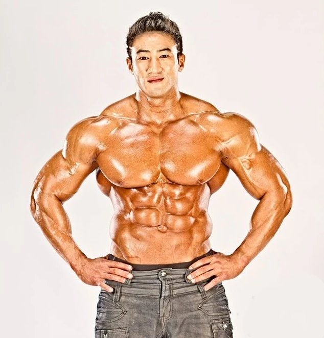 современные пузатые бодибилдеры. гюнтер шлиеркамп бодибилдер сейчас. почему бодибилдеры. зачем красятся бодибилдеры. современныемкультуристы.