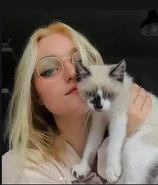 Nihachu com seu gato Toph