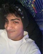 Skeppy usando un gorro de su mercancía