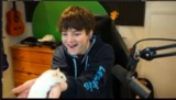 Tubbo segurando o hamster de sua irmã