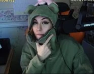 Паффи в лягушачьей худи