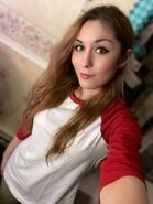 Паффи в майке, имитирующая Томми