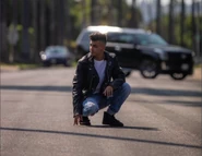 Skeppy com uma jaqueta de couro