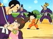 Arale helps Goku fight the Murasaki Brothers