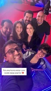 Dubladores de Lex Luthor, Kendra Saunders / Mulher-Gavião, Kal-El / Clark Kent / Superman, Michael Holt / Senhor Incrível, Lois Lane (Rodrigo Antas, Pamella Rodrigues, Diego Lima, Rafael Pinheiro, Natália Alves) fazendo uma selfie em evento promocional.