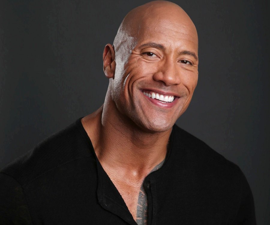 Ele tem algo sarcástico no modo de atuar, diz dublador de The Rock