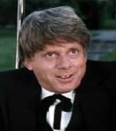 Dewey Hogg (Robert Morse)