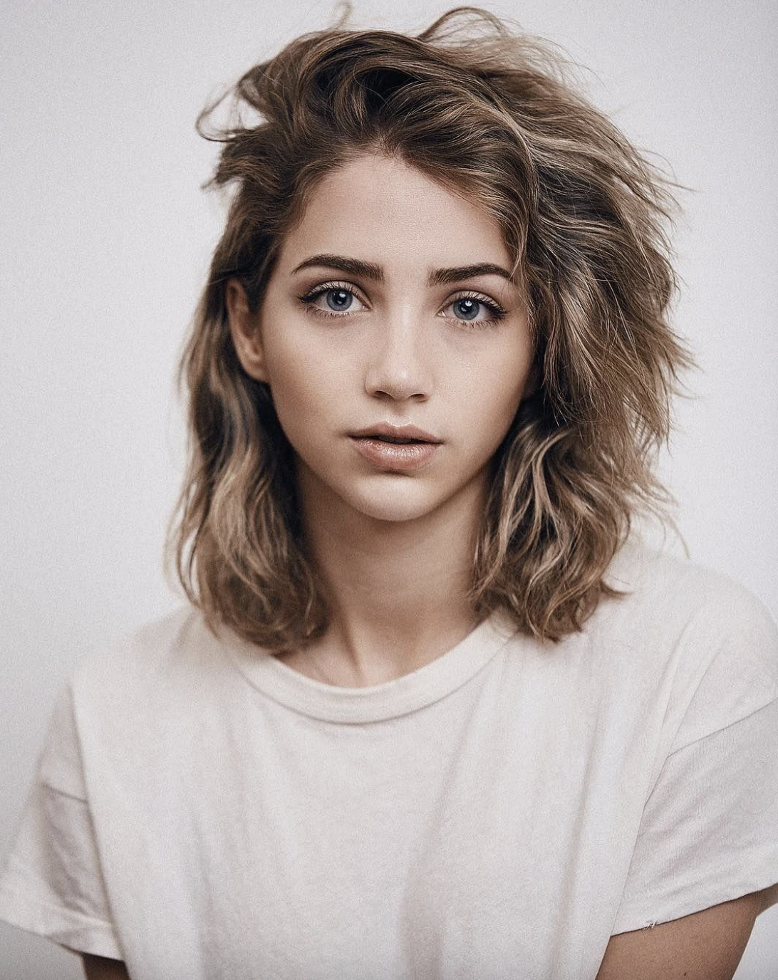 emily rudd wallpaper