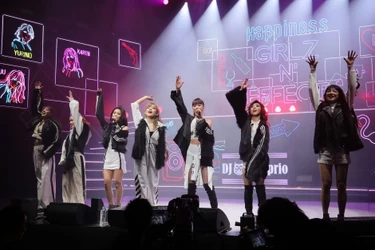 Happiness (Kaede, YURINO, Kawamoto Ruri, MIYUU, Fujii Karen, SAYAKA, Suda Anna)[1]