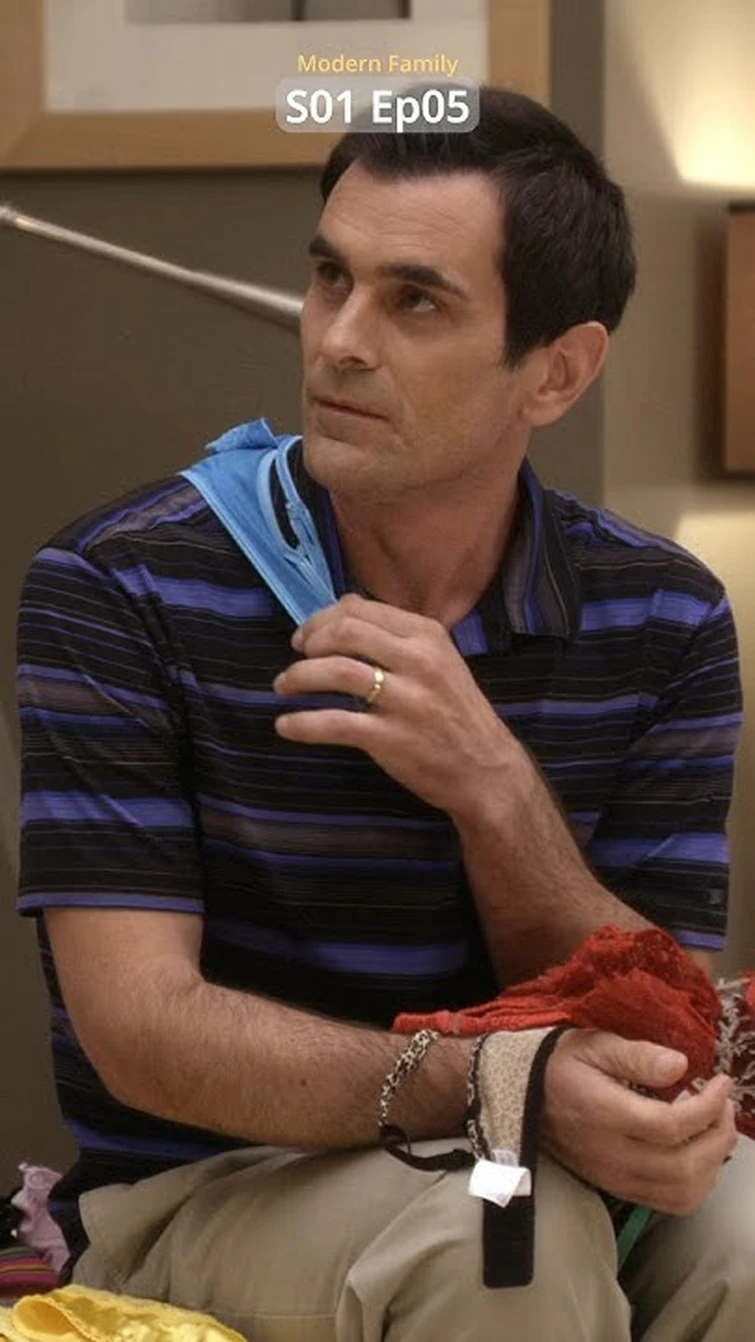 Phil's crush on Gloria! (complete) #phildunphy  #gloria #modernfamily