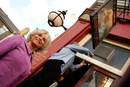 Peggy and Phil (14 November 2005)